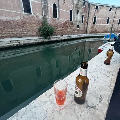 And image of the a bar in Venice